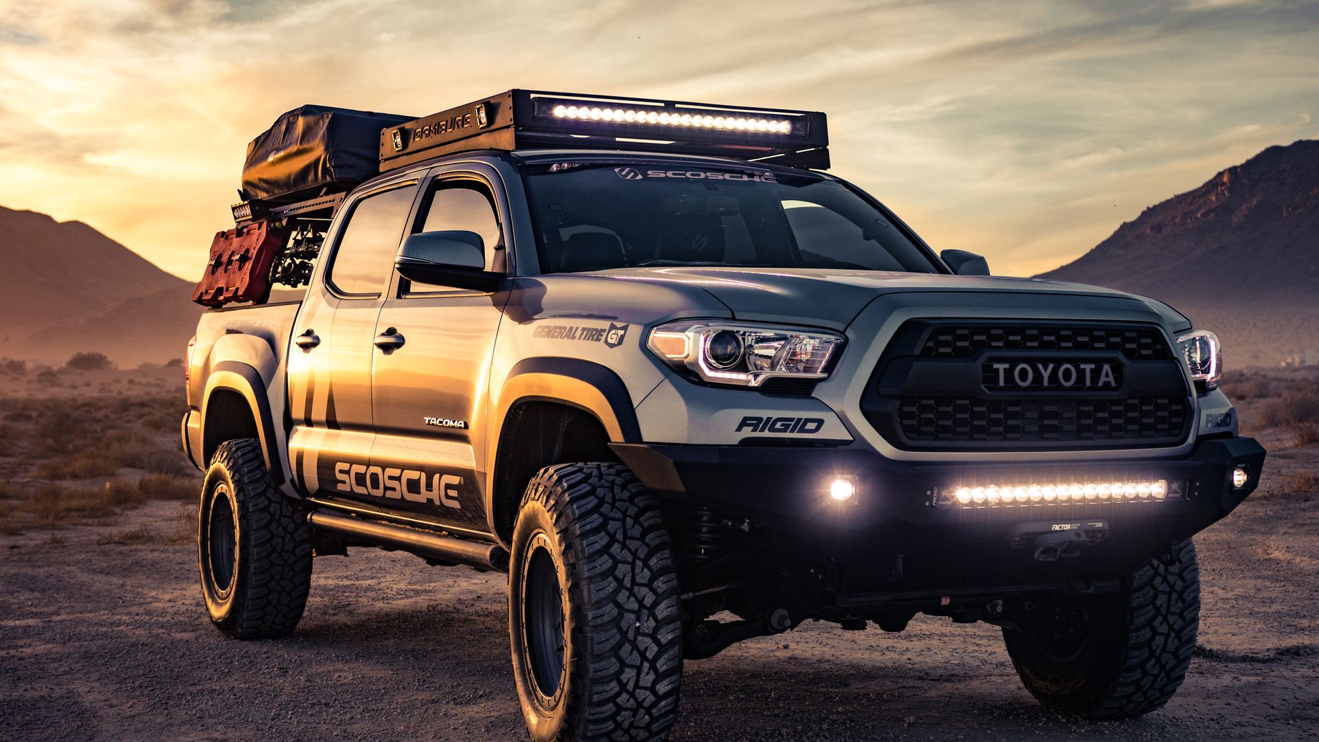 Camion pickup récent au coucher de soleil